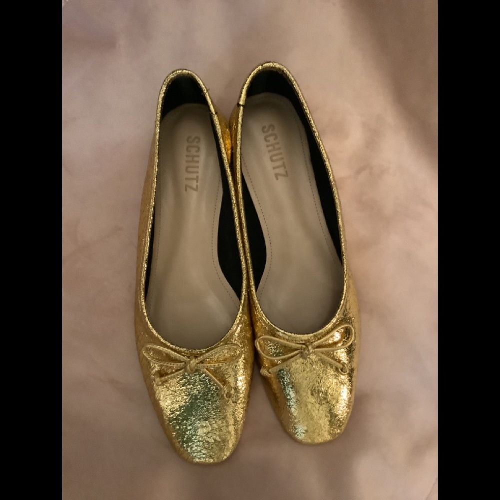 Schutz Crinkled Gold Ballet Flats size 8.5 but run large. 9 is more like it